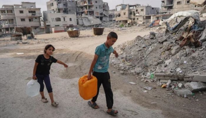 Gaza engineer uses sunlight to make saltwater drinkable