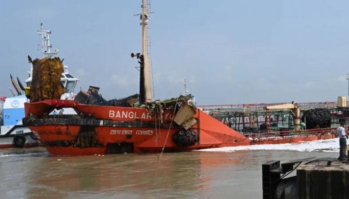 2 dead, 2 missing in Patenga oil tanker fire