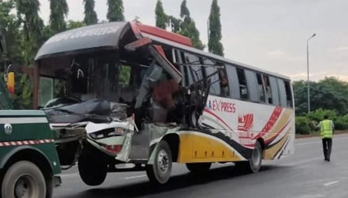 3 killed as bus hits truck in Bangabandhu Bridge area