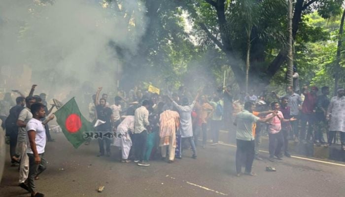 Police fire tear shells to disperse demonstration in front of CA's residence