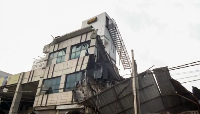 Indian rescuers pull eight dead from collapsed building