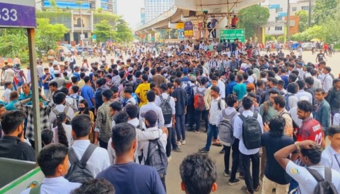 Polytechnic students block Tejgaon Sat Rastar Mor 