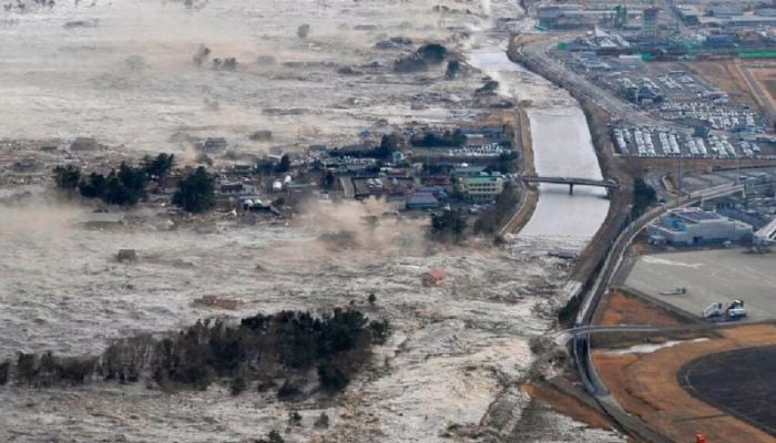 Small tsunamis hit Japan's Izu Islands after quake