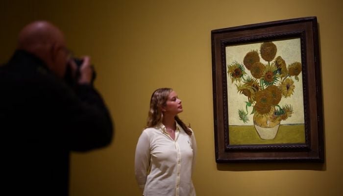 Van Gogh 'Sunflowers' brought together in London show