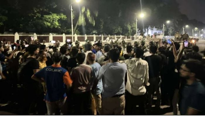 Protesters tried to enter Bangabhaban breaking barricade