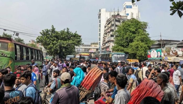 Students of DU affiliated 7 colleges block Nilkhet, Science Lab intersections