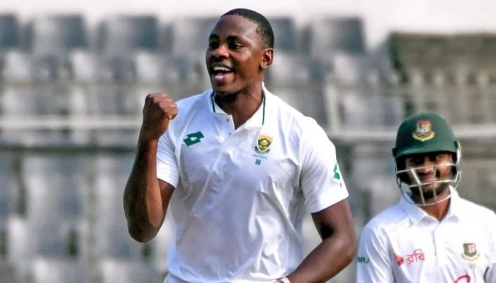 Bangladesh loses 3 wickets early