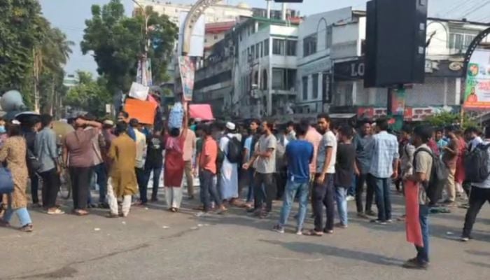 Students of DU affiliated 7 colleges block Science Lab intersection