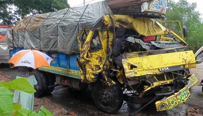 Bus-truck collision kills 4, injures 8 in Tangail