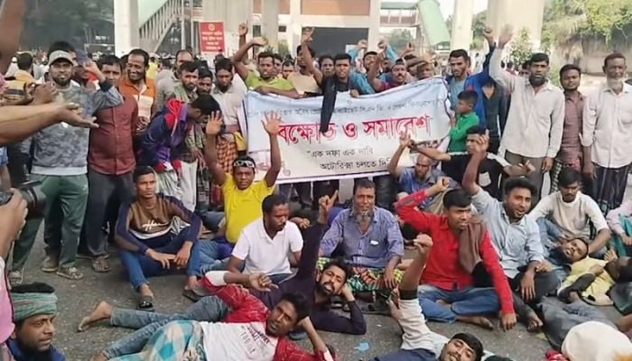Rickshaw drivers protest, block Agargaon