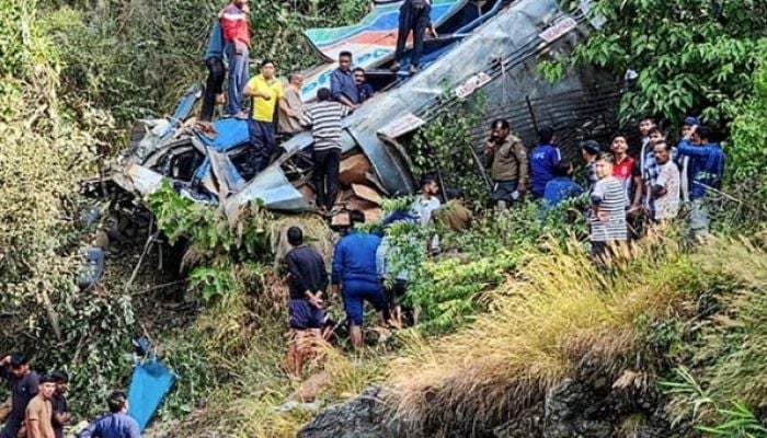 36 dead in bus crash in Indian Himalayas
