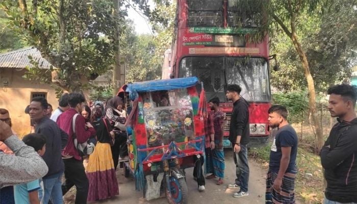 3 students killed as picnic bus electrified