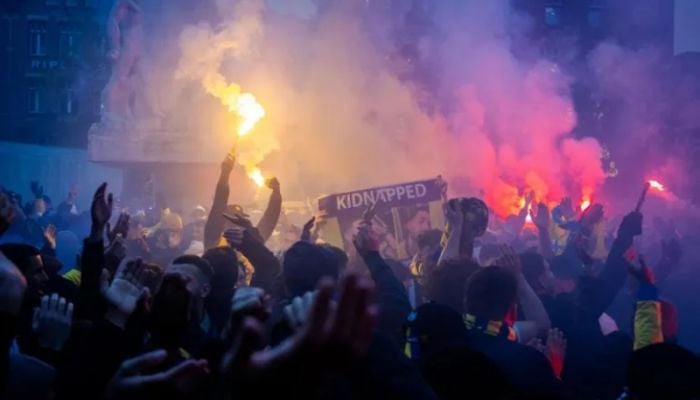 Israeli football fans clash with protesters in Amsterdam