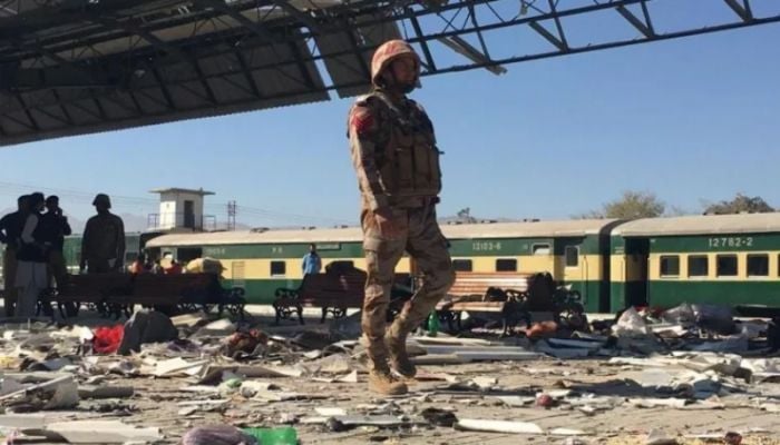 Pakistan railway bomb blast kills at least 25