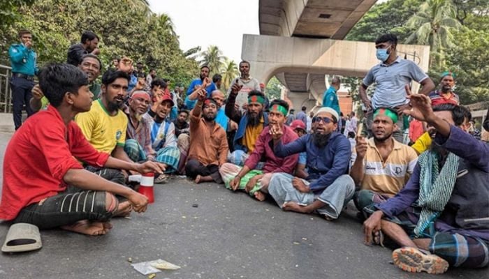 Battery-run rickshaw drivers block road near Press Club