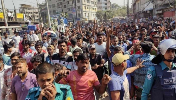 Rickshaw pullers clash with police in Jatrabari