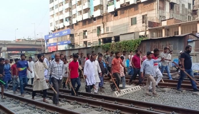 Battery-run autorickshaw drivers clash with police in Jurain