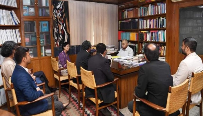 Dr Kamal suggests updating constitution