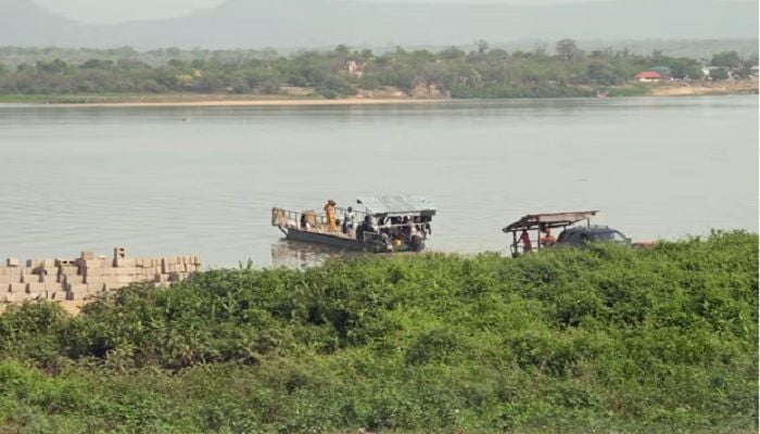 At least 27 people dead and 100 missing after boat capsizes in Nigeria