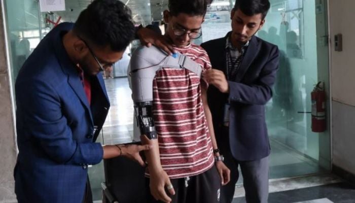 Wounded Bangladesh protesters receive robotic helping hand