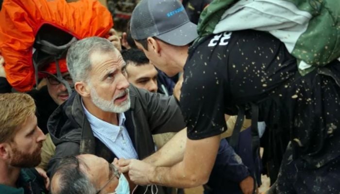 Flood victims throw mud at Spain's king and queen