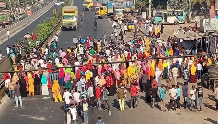 RMG workers block highway demanding unpaid wages