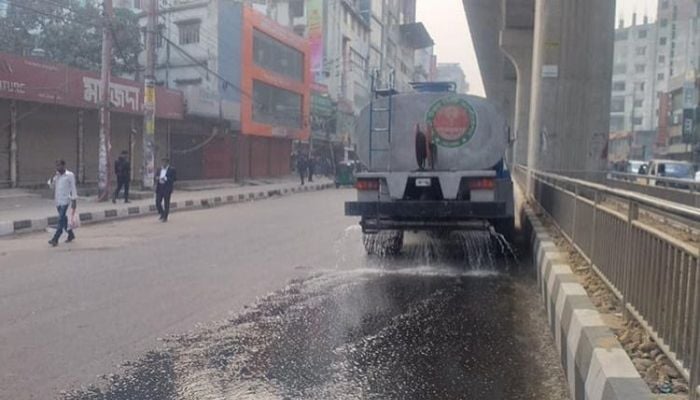 Vulnerable people asked to stay home amid Dhaka's choking air