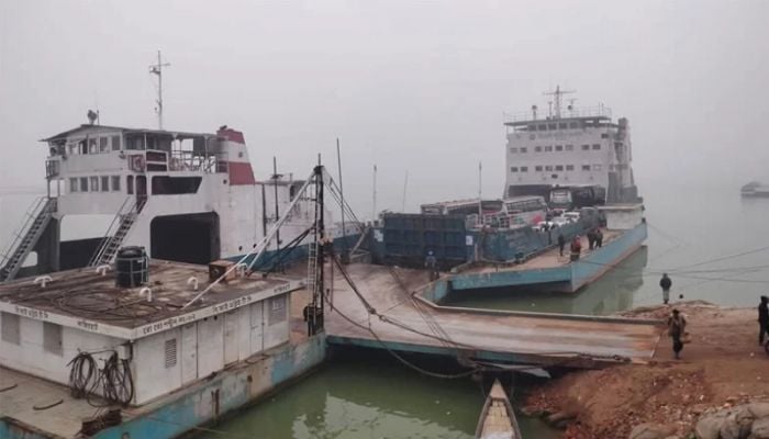 Heavy fog suspends ferry movement on Daulatdia-Paturia route