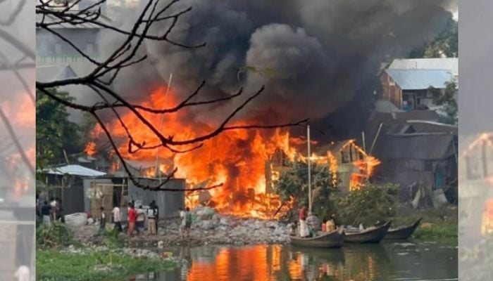 Fire breaks out at Karail slum
