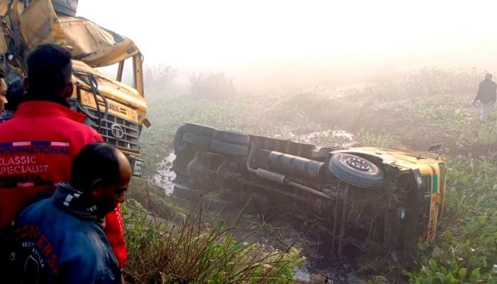 Collision between 6 trucks kills 2 in Natore