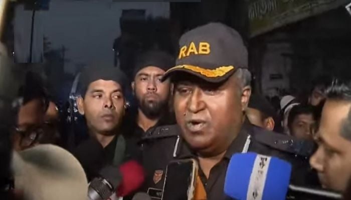 Three robbers surrender with weapons