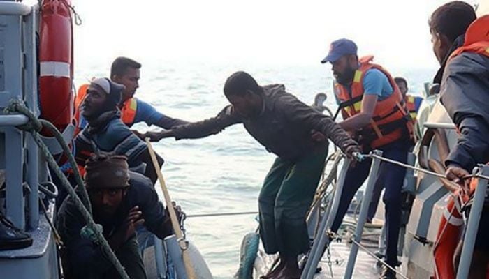 Sri Lanka Navy rescues boat of 100 Rohingya refugees