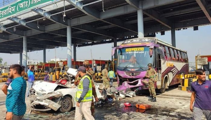 Bus-car-bike collision kills 5 on Expressway