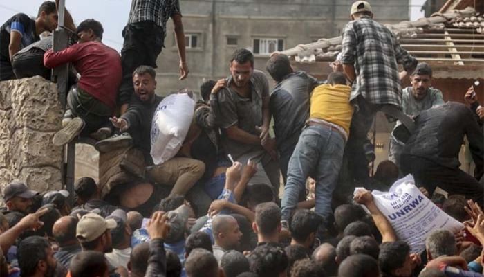 Gazans walk miles for bread and flour amid war shortages