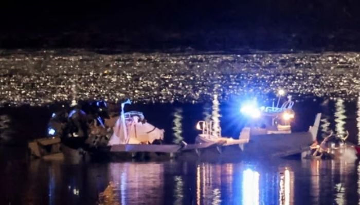 30 bodies found after plane and helicopter crash into Washington DC river