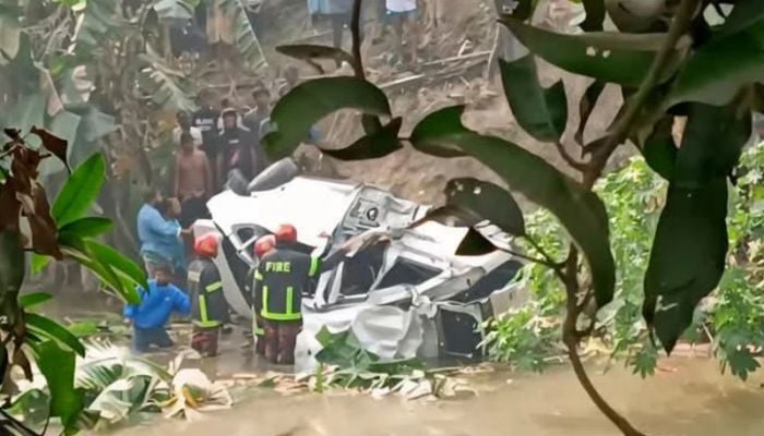5 killed in Faridpur train-microbus clash