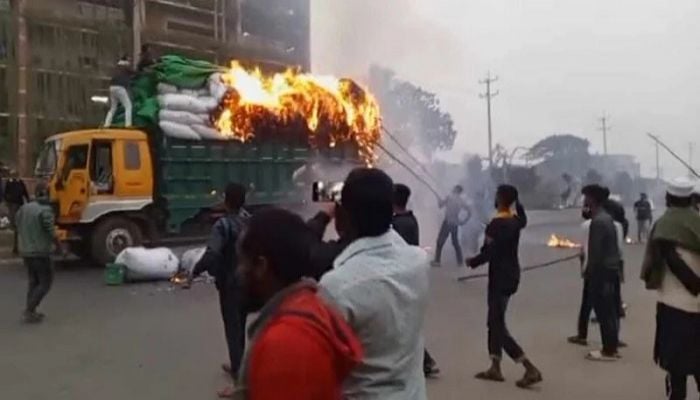Beximco workers set 5 buses on fire, vandalize over 100 vehicles