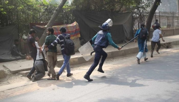 Attack on Indigenous students: Police charge batons on protesters