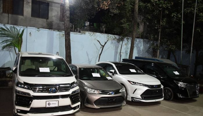 5 fraudsters arrested, four stolen cars recovered