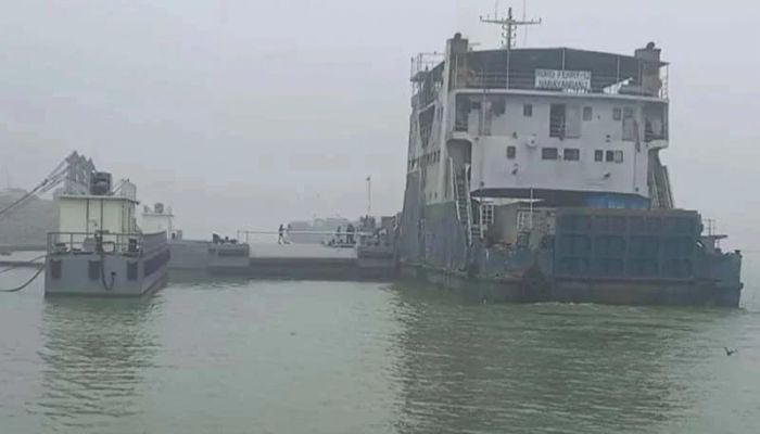 Daulatdia-Paturia ferry services resume after 8hrs