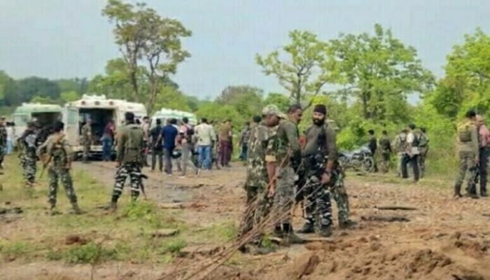 Indian troops kill five Maoists, bomb wounds officers