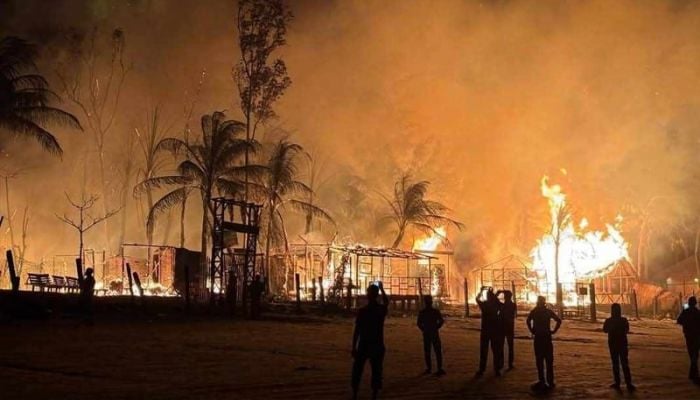 Massive fire burns several resorts on Saint Martin's Island