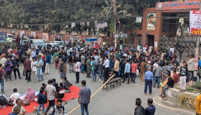 Titumir College students block road at Mohakhali