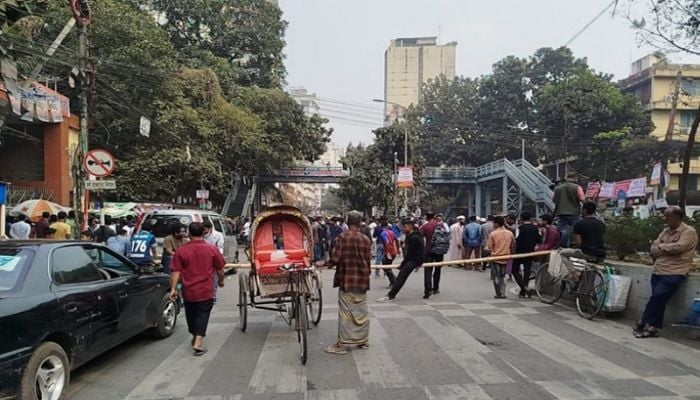 Titumir students block Mohakhali-Gulshan road
