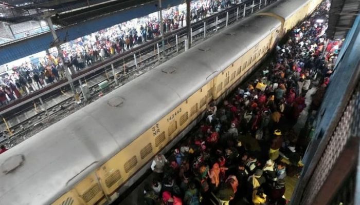 18 killed in New Delhi station crush