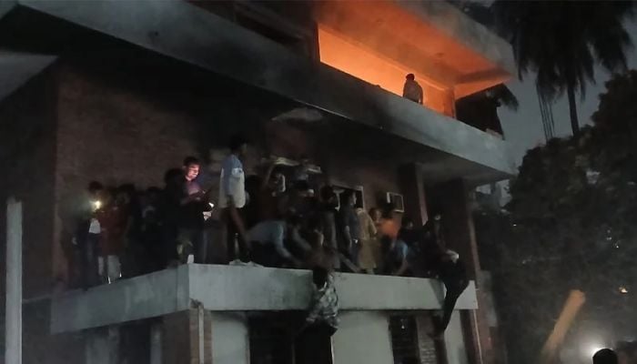 Agitating student-people vandalize Dhanmondi-32 residence