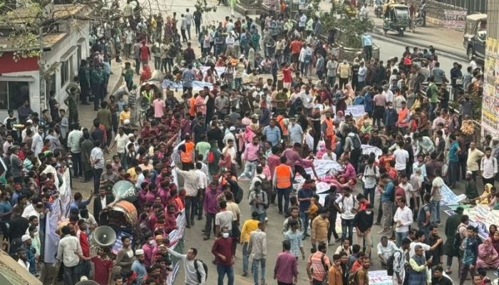 Outsourcing workers block road demanding permanent jobs