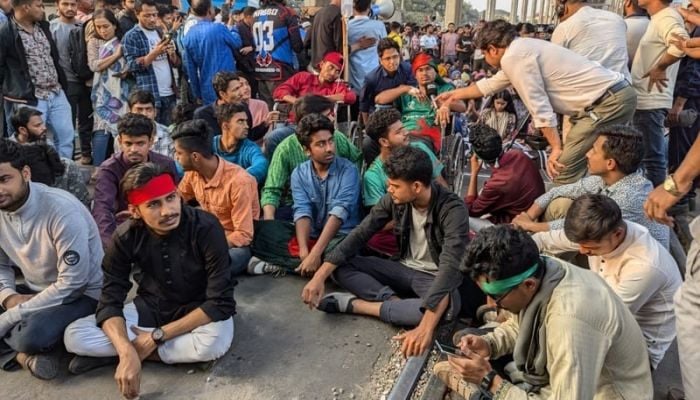 Titumir College students now block Mohakhali level crossing