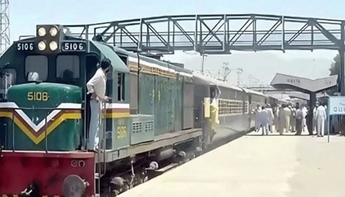 Militants hold 450 train passengers hostage in Pakistan