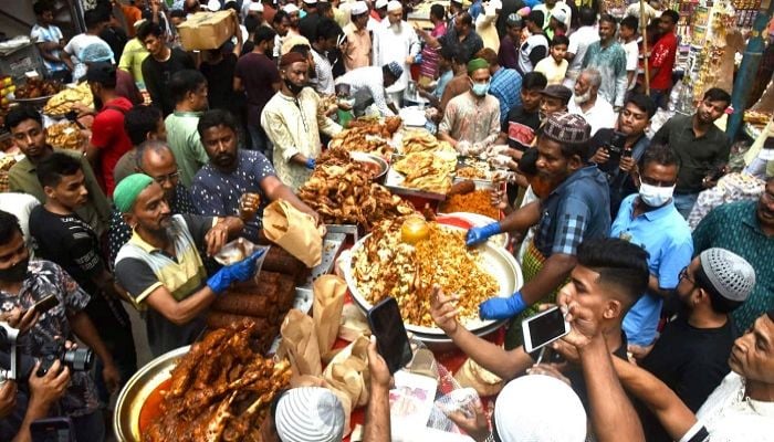 Iftar market in city witnesses huge crowds on first day of Ramadan